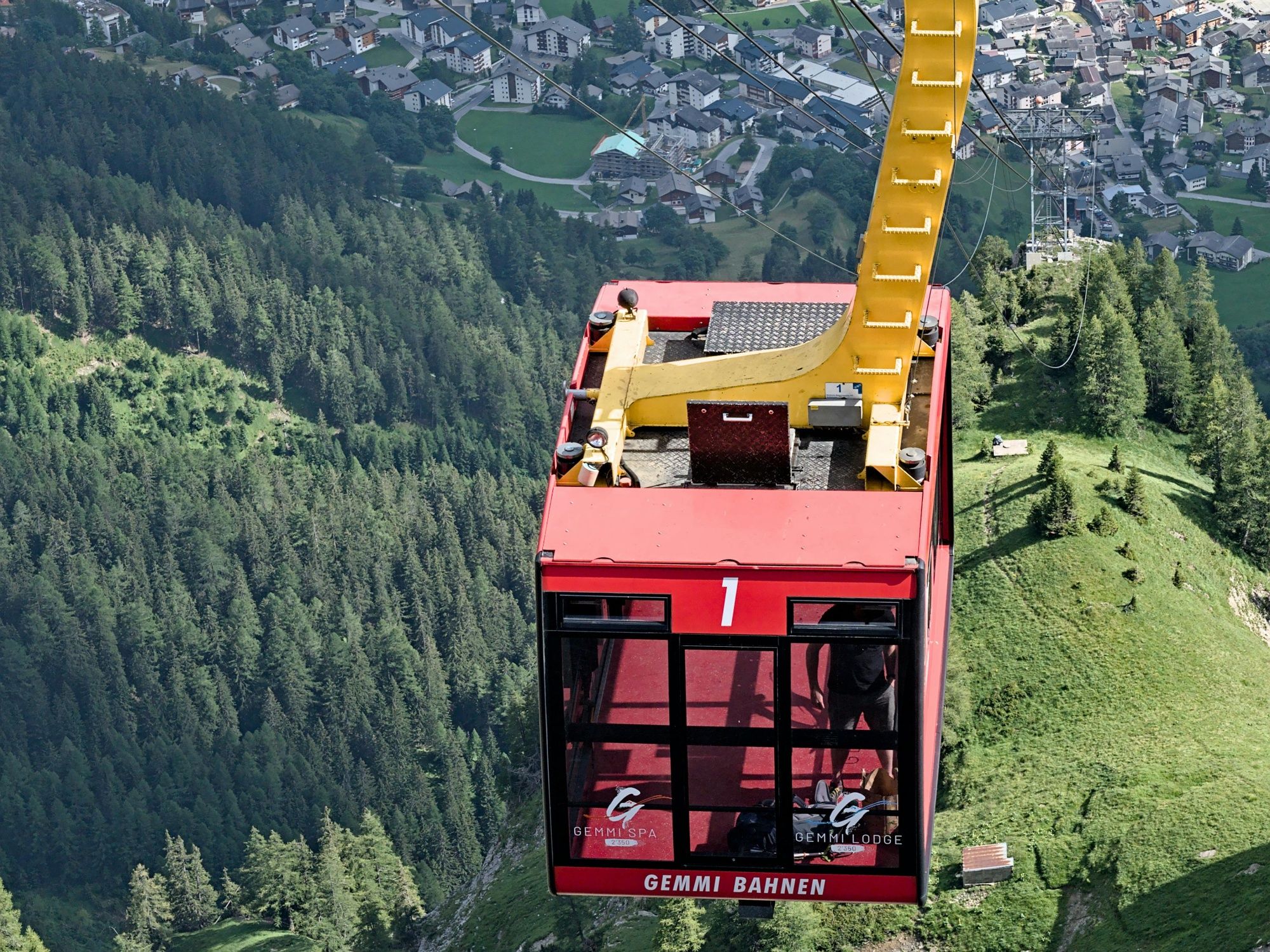 Gemmibahn: Geniet van het adembenemende uitzicht op de bergen in de zomer met prachtige wandelpaden.