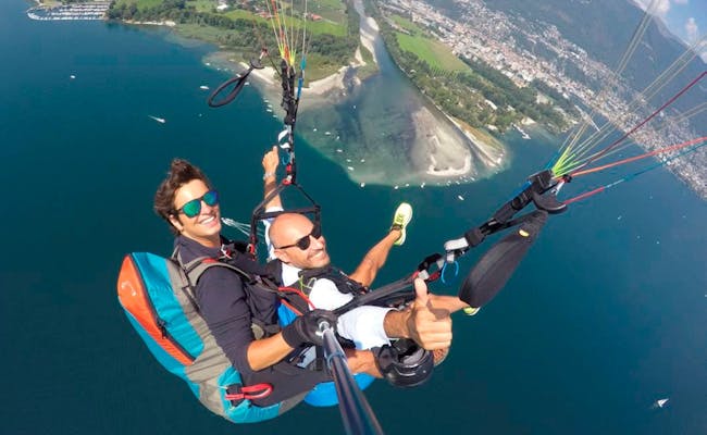 Gleitschirmfliegen a Locarno sopra il Lago Maggiore, bella vista sul paesaggio.