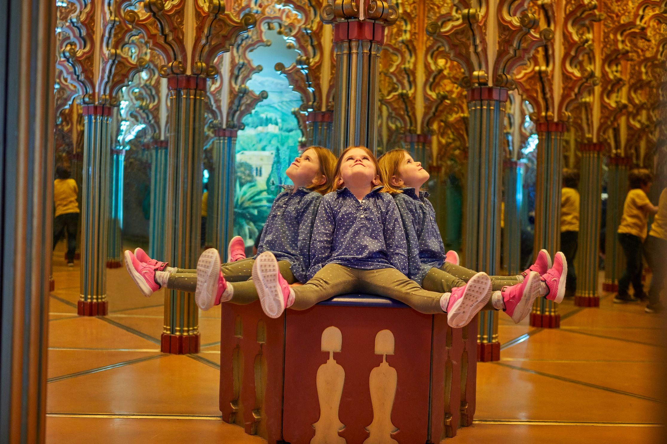 Spejllabyrint med børn i Gletscherhaven i Luzern, spejlleg og masser af sjov