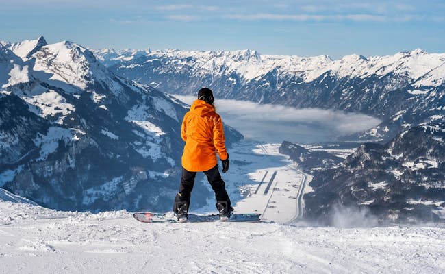 Hasliberg snowboard en hiver avec vue sur les montagnes et la vallée.