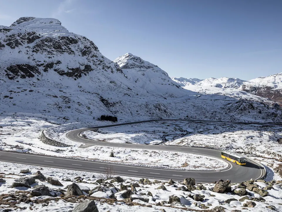 Julierpass Postauto Winter