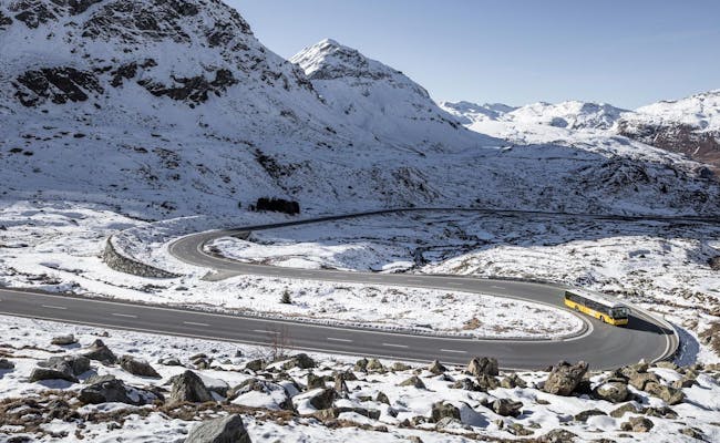 Julierpass: Autobus pocztowy na malowniczej zimowej drodze otoczonej ośnieżonymi górami i zachwycającą przyrodą.
