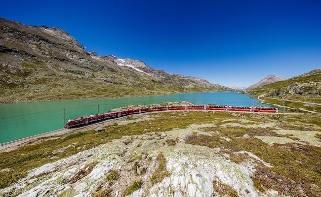Bernina Express at Lago Bianco (Photo: Swiss Travel System)