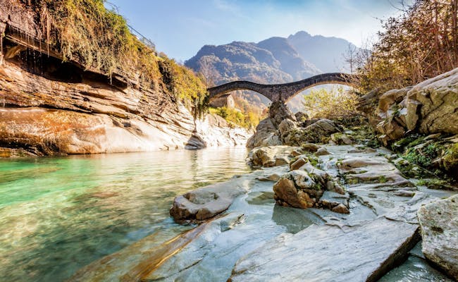 Lavertezzo: impressive bridge in the Verzasca Valley, surrounded by nature and mountains, ideal for adventurers.