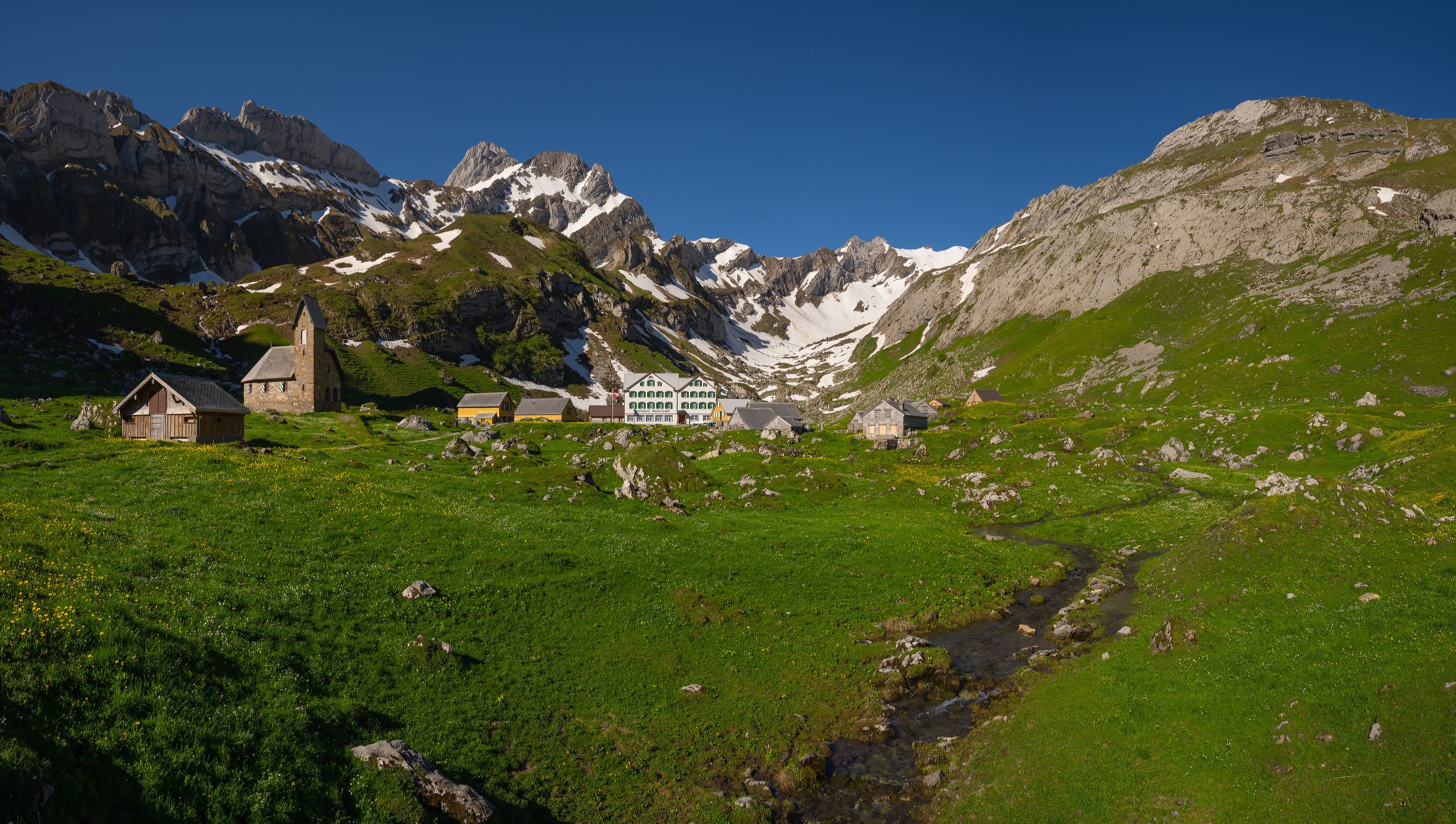 메글리스알프 산장: 아펜젤 알프스의 아름다운 풍경, 제알프 호수와 초록의 초원.