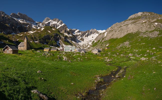 Bergværtshuset Meglisalp: idyllisk landskab med Seealpsee og grønne enge i Appenzeller Alperne.