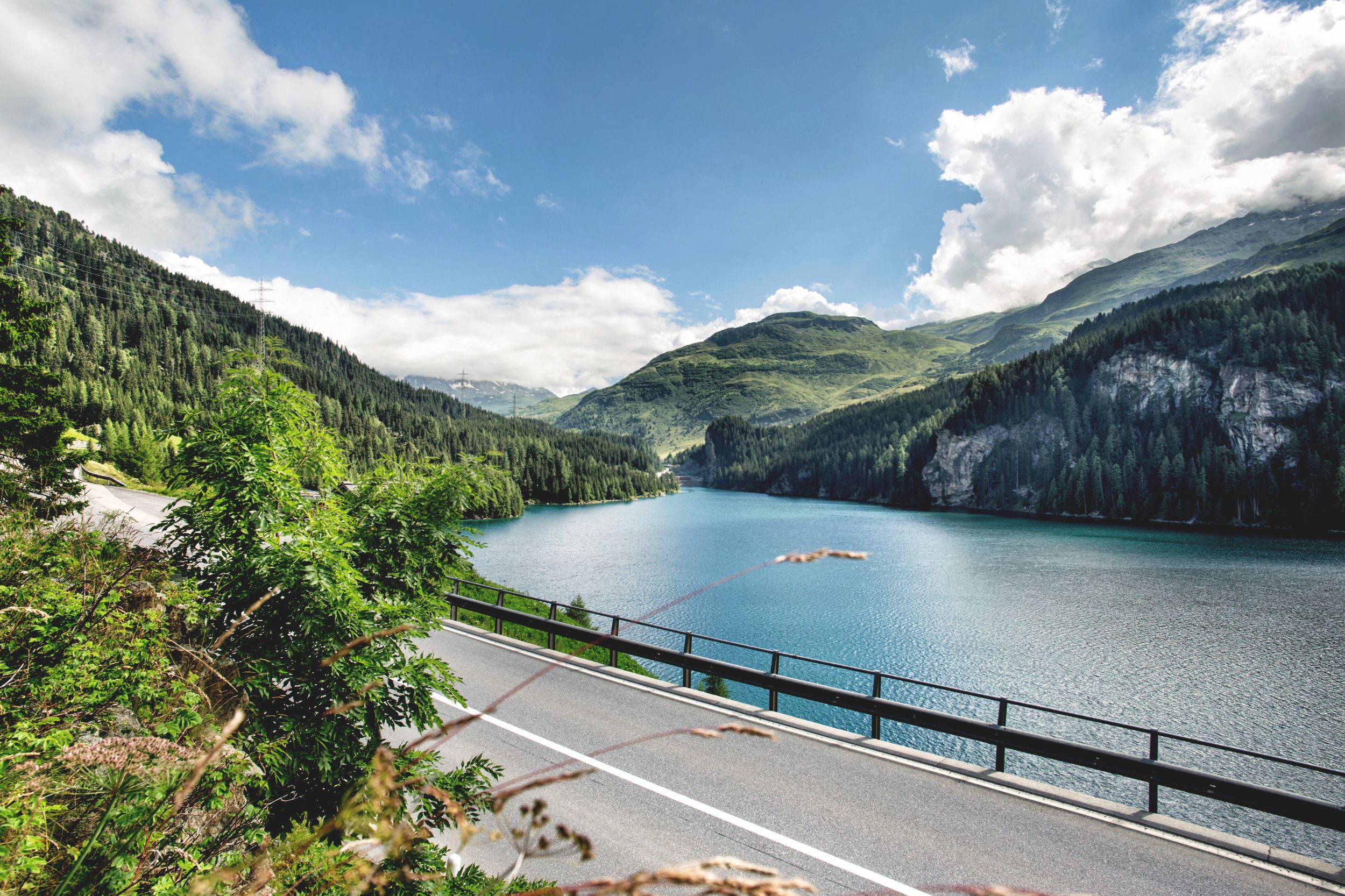 마르모레라 저수지: 스위스의 산, 호수 및 매혹적인 자연으로 이루어진 그림 같은 풍경.