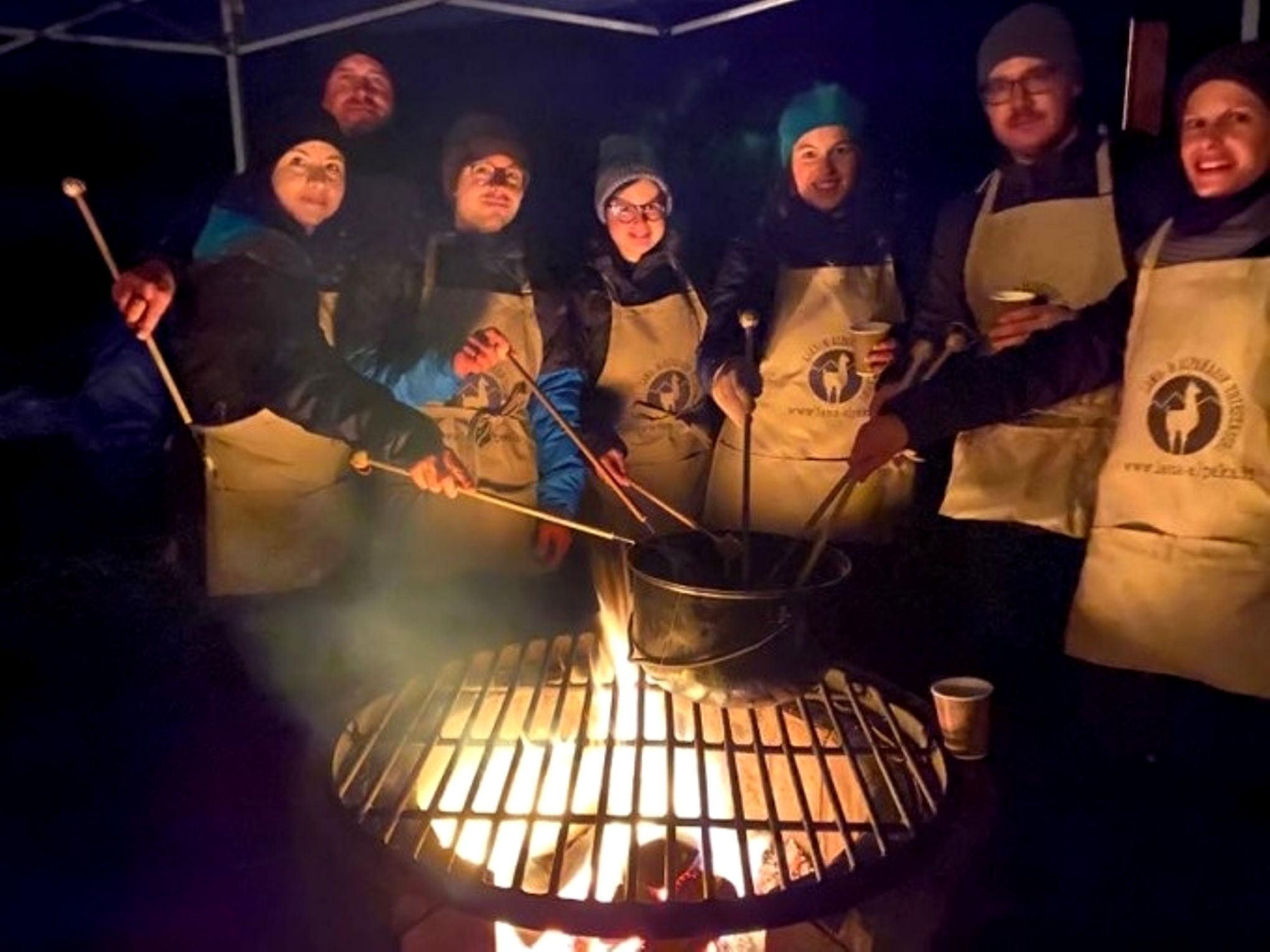 Вечеринка с фондю и трекинг на альпаках и ламах: группа у костра с фондю