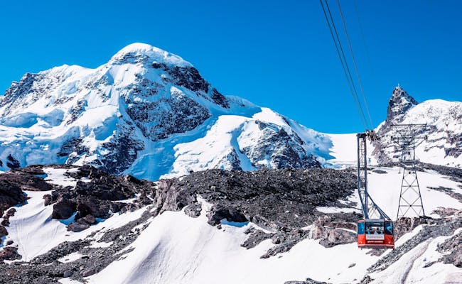Teleférico: Disfruta de las vistas del Matterhorn y del paisaje glacial en Zermatt.