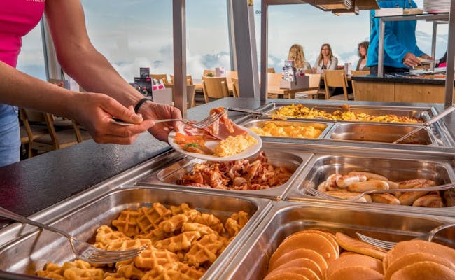 Schilthorn Brunch mit Frühstücksauswahl, Würstchen, Waffeln, Gästen im Hintergrund