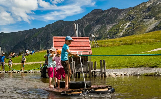 Fluehli-Soerenberg : Les enfants jouent à l'eau dans la biosphère UNESCO d'Entlebuch en été.