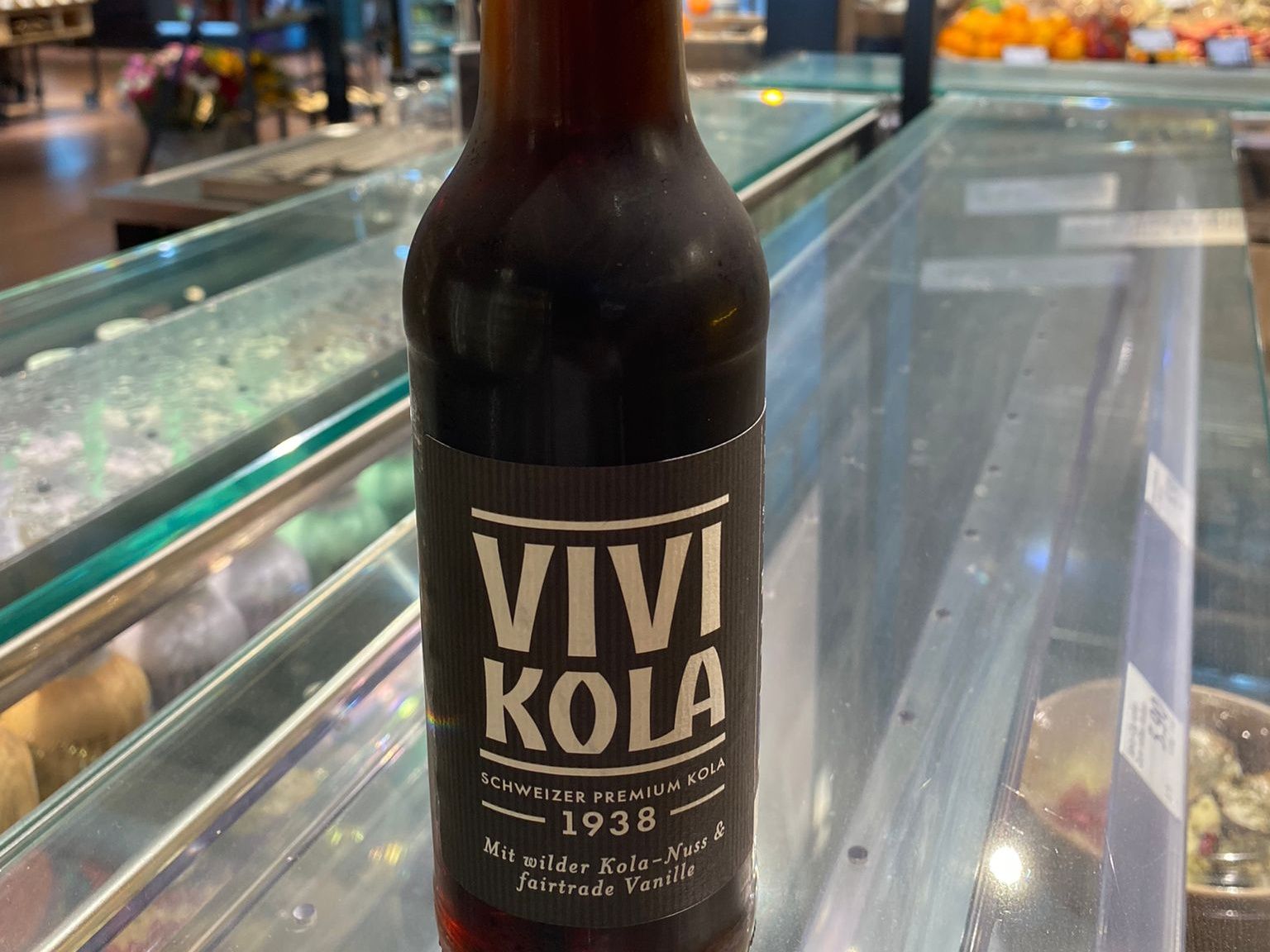 维维可乐瓶装在酒吧里。