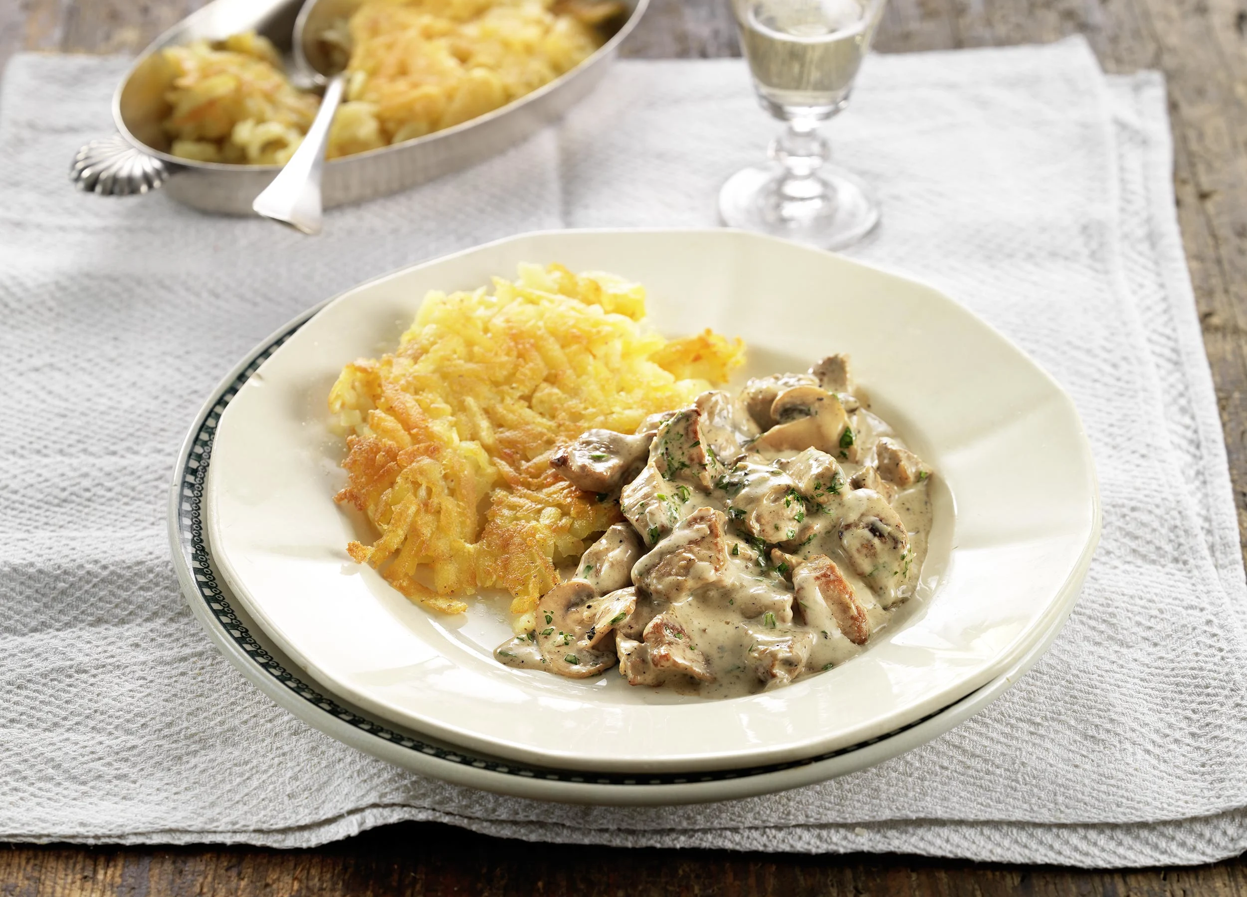 Zürichský ragú s bramborovými plackami na talíři