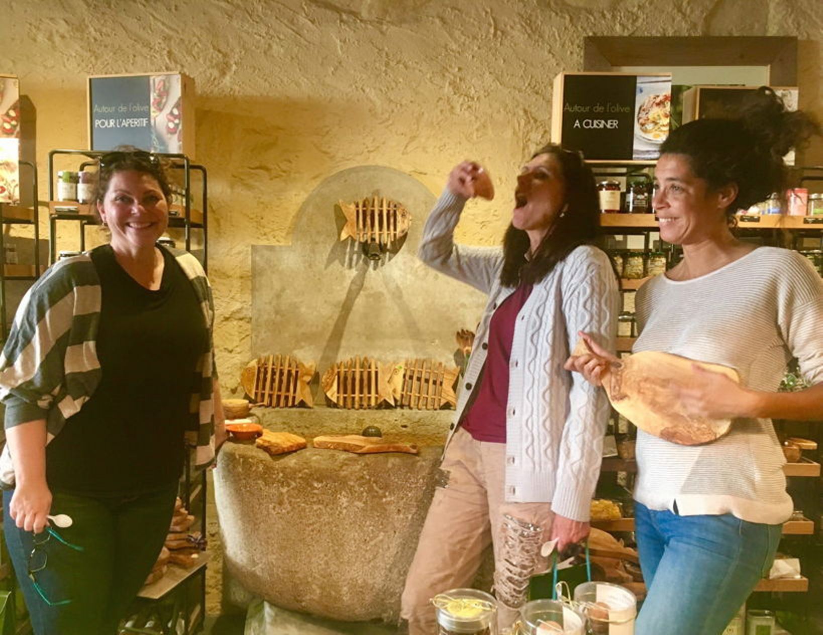 जीन में स्थानीय व्यंजन का आनंद लेते तीन महिलाएँ