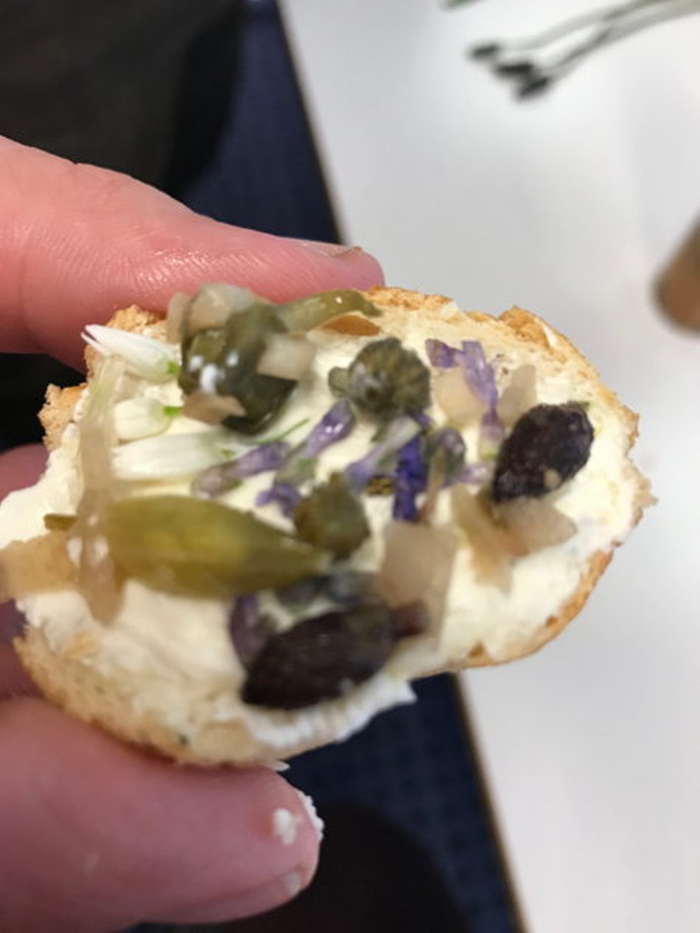 Nachmittags-Snack in Basel mit frischem Brot und Toppings