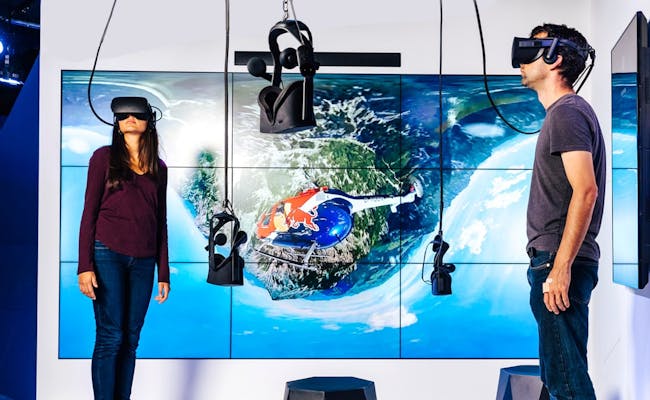 Experiência de realidade virtual no Museu dos Transportes de Lucerna com duas pessoas usando headsets VR.