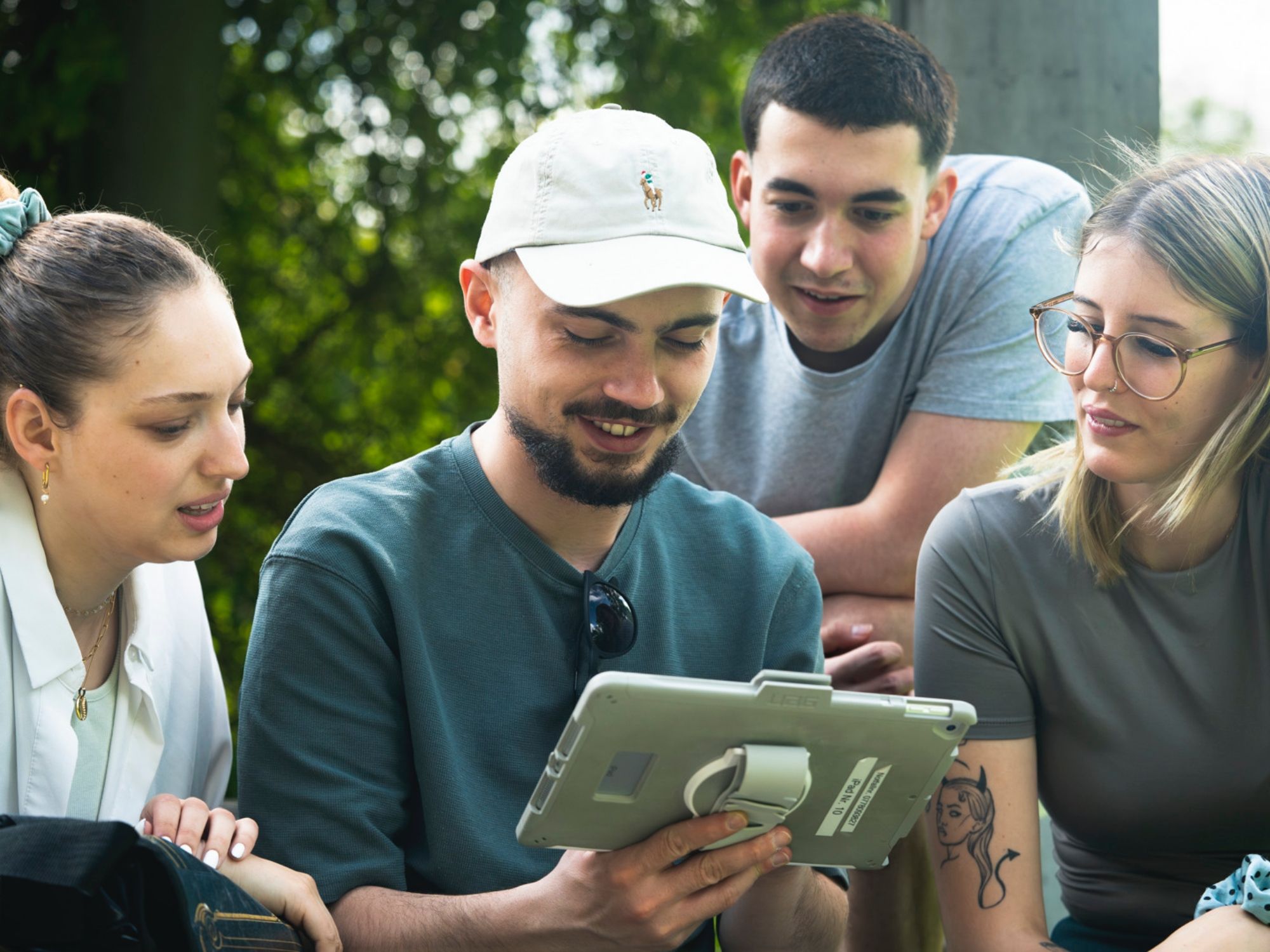 Δράση Απόδρασης: Ομάδα ερευνά με το tablet τους γρίφους στο Σεντ Γάλεν. Διέξοδος διασκέδασης για ανθρώπους.