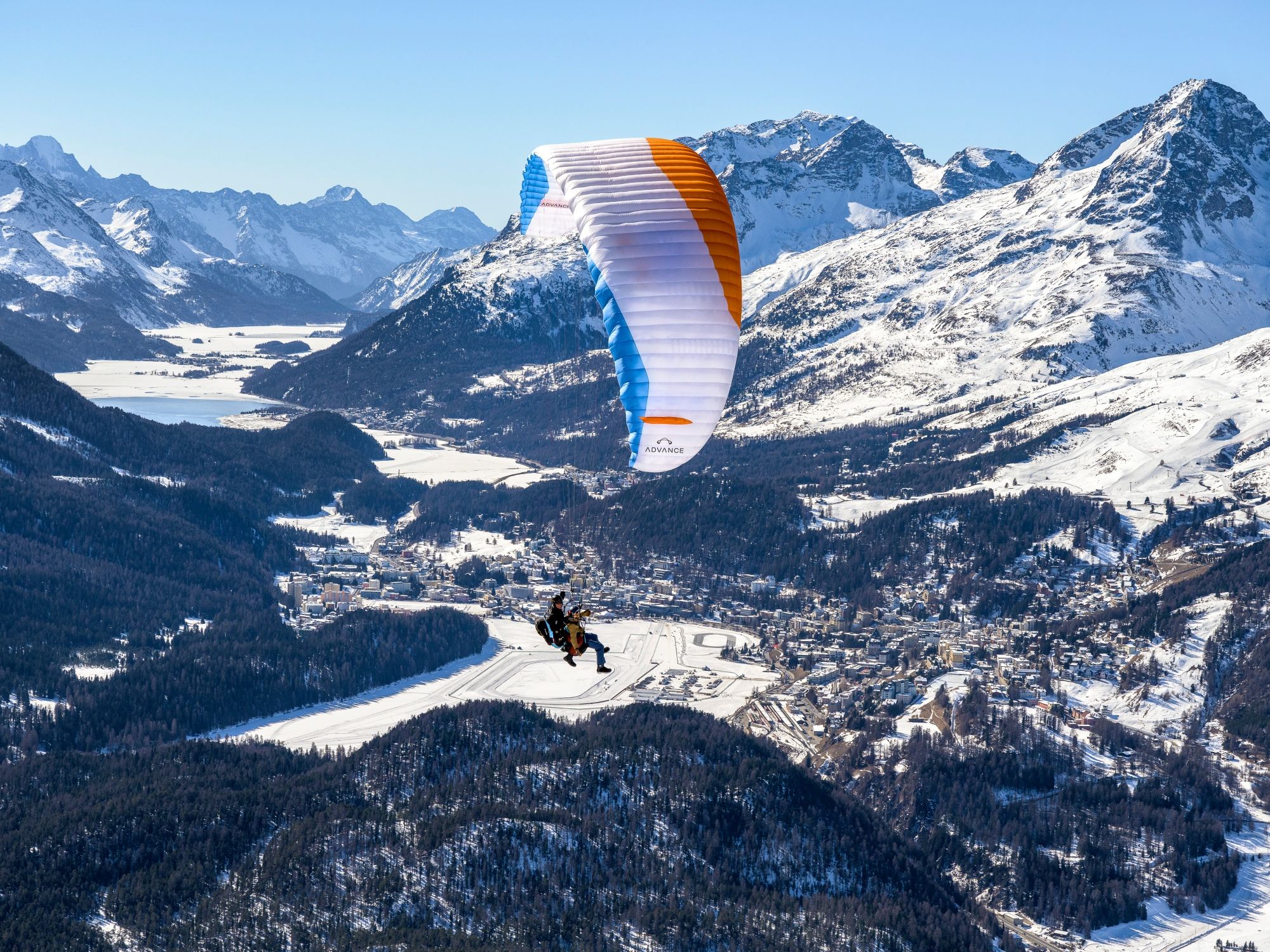 滑翔伞：与您一起的双人飞行，享受恩噶丁山脉的壮观景色。