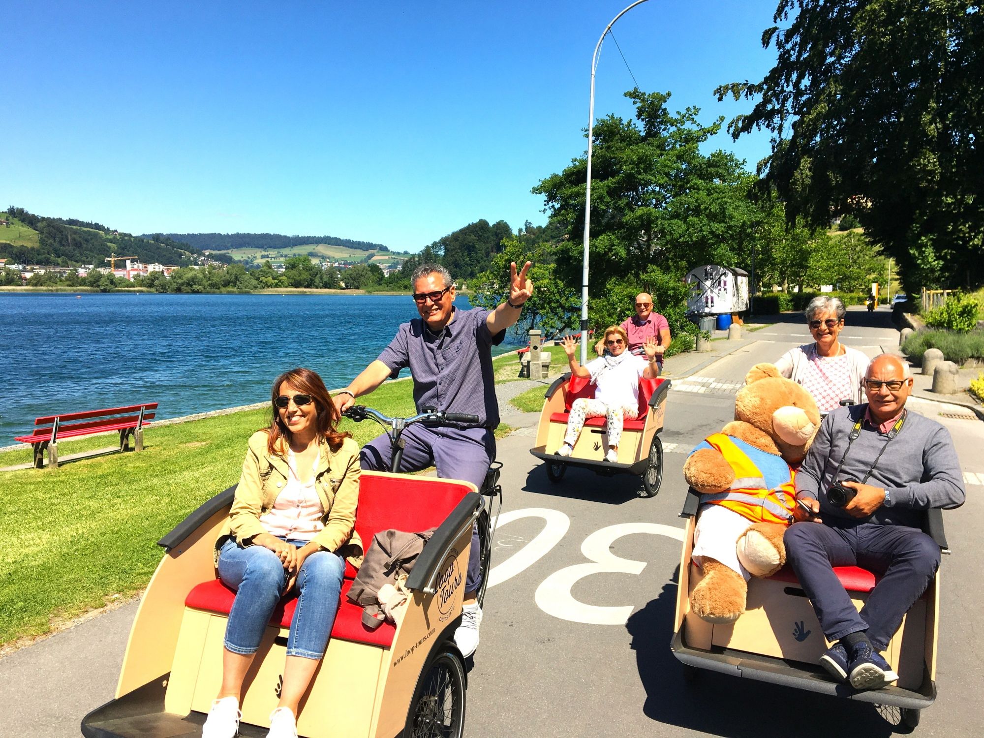 Pelancongan Basikal E-Cargo di Lucerne bersama kumpulan rakan di tepi pantai, sempurna untuk pengembaraan dan alam semula jadi.
