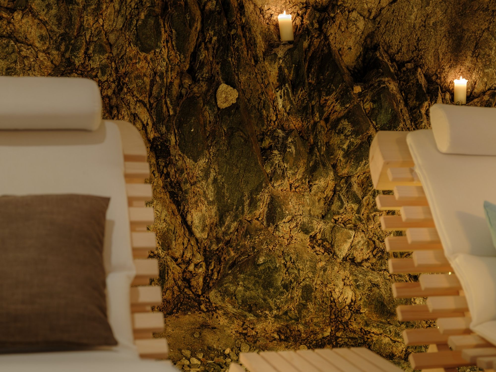 Salle de repos grotte : Détends-toi dans un spa privé avec des transats confortables à Zermatt.