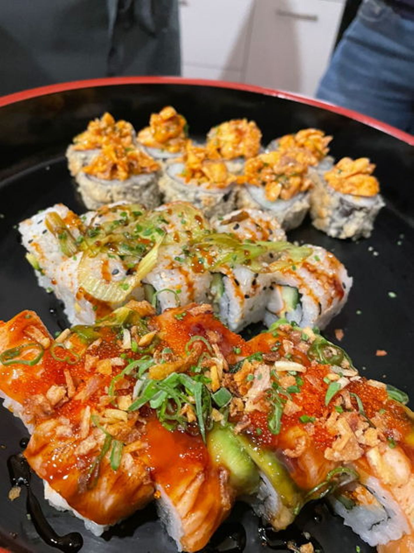 Курс по суши в Люцерне с различными роллами на тарелке.