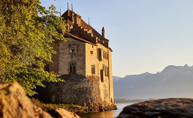 Schloss Chillon,indrucksvolle Architektur im Abendlicht, umgeben von Bergen