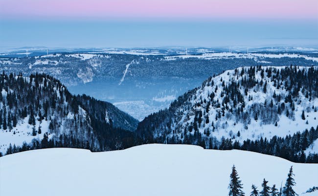 Chasseral: impresionante vista de montañas cubiertas de nieve y naturaleza virgen en invierno.