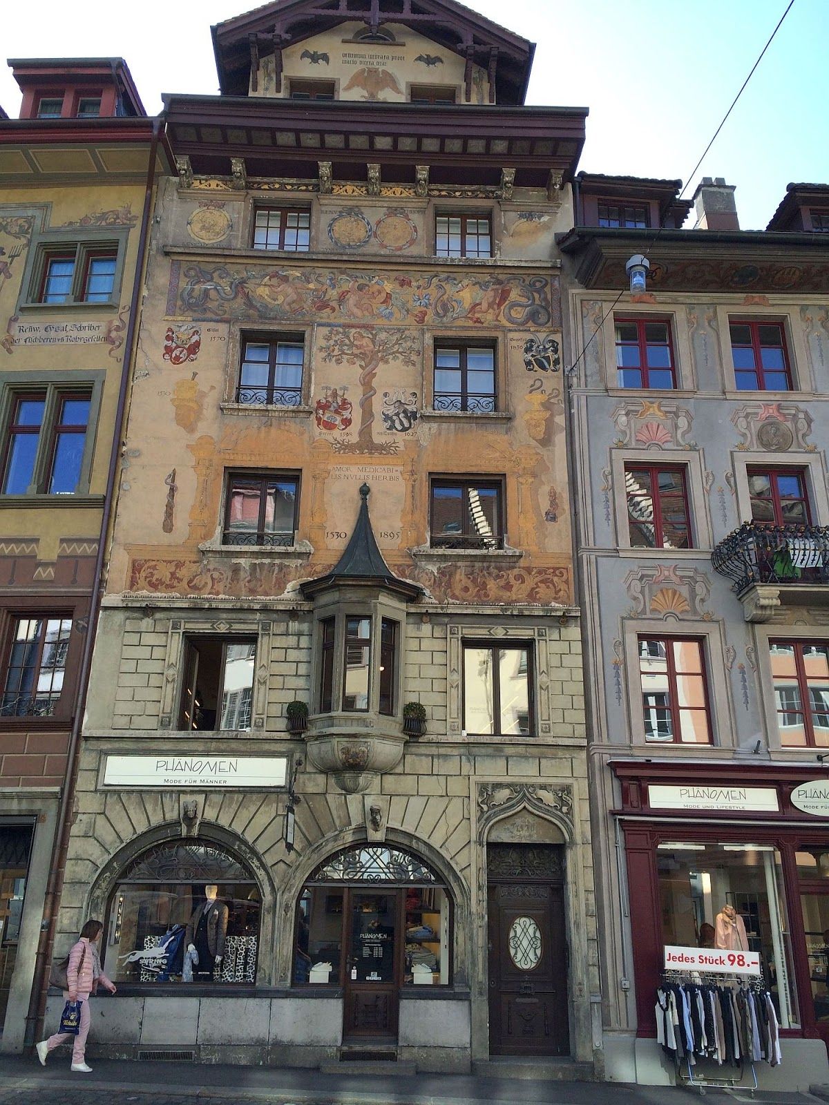 Cysat Apotheke: Historisches Gebäude mit schöner Fassade im Stadtzentrum von Luzern.