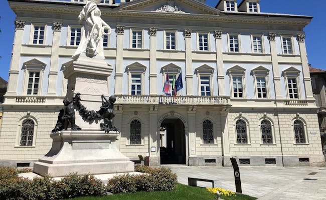 Casa del Municipio de Domodossola con una arquitectura impresionante, rodeada de elementos históricos.
