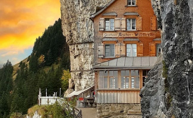 Berggasthaus Äscher: idyllisches Berghaus umgeben von Natur, ideal für Wanderungen und Gruppenaktivitäten.