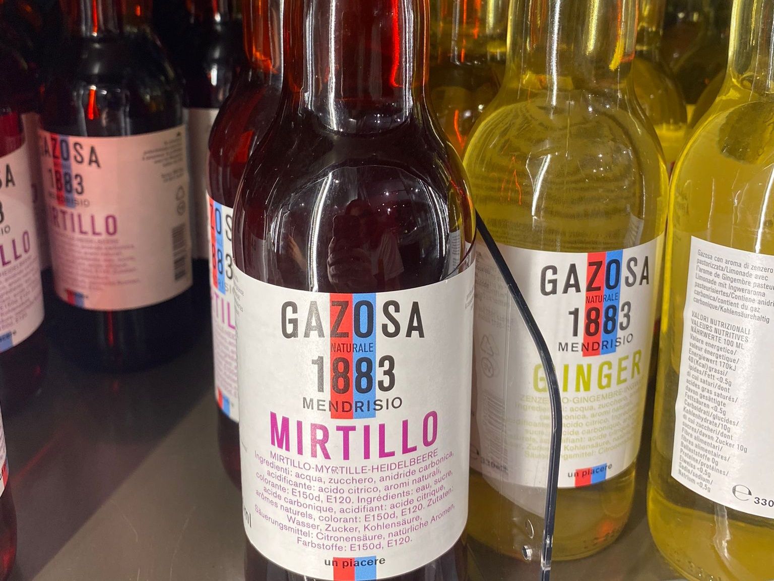 门德里西奥气泡水瓶蓝莓在与其他饮料的货架上