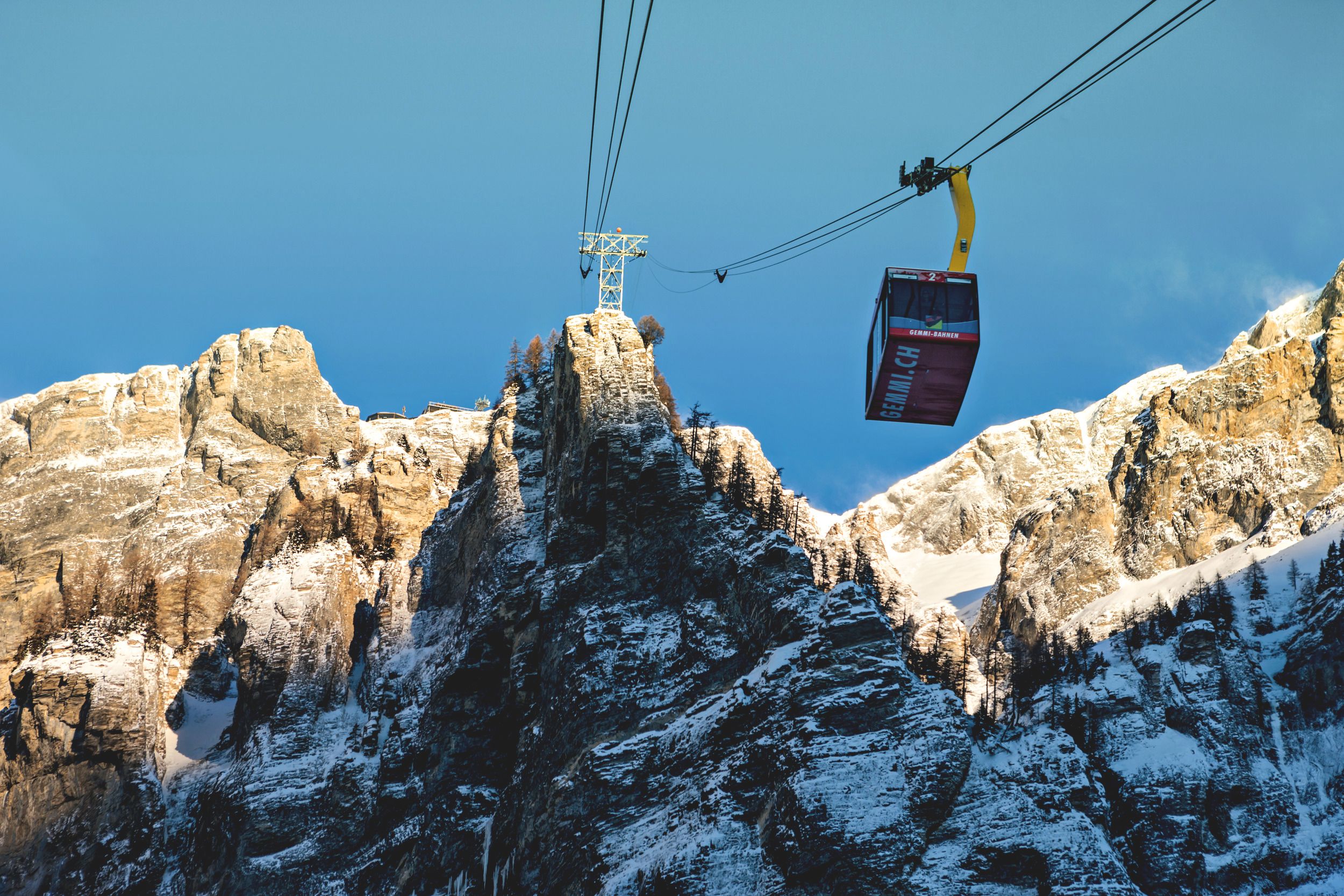 Gemmibahn in de winter: Ervaar het besneeuwde berglandschap en het indrukwekkende uitzicht.