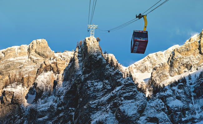 Gemmibahn en invierno: Vive el paisaje montañoso nevado y las impresionantes vistas.