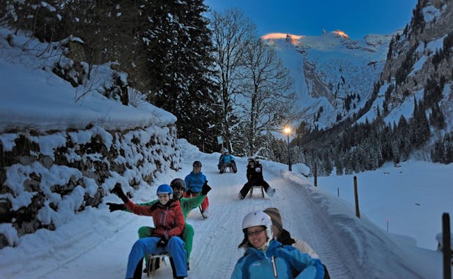 Νυχτερινή σκι σε Gerschnialp Engelberg με καθαρό ουρανό, χιόνι και θέα στα βουνά.