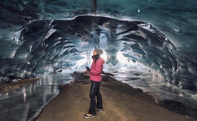 Katedral Es Glacier 3000 dengan patung es dan pengunjung