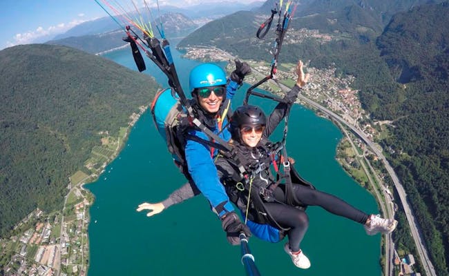Deltaplano sul Lago di Lugano in Svizzera con vista sui dintorni.