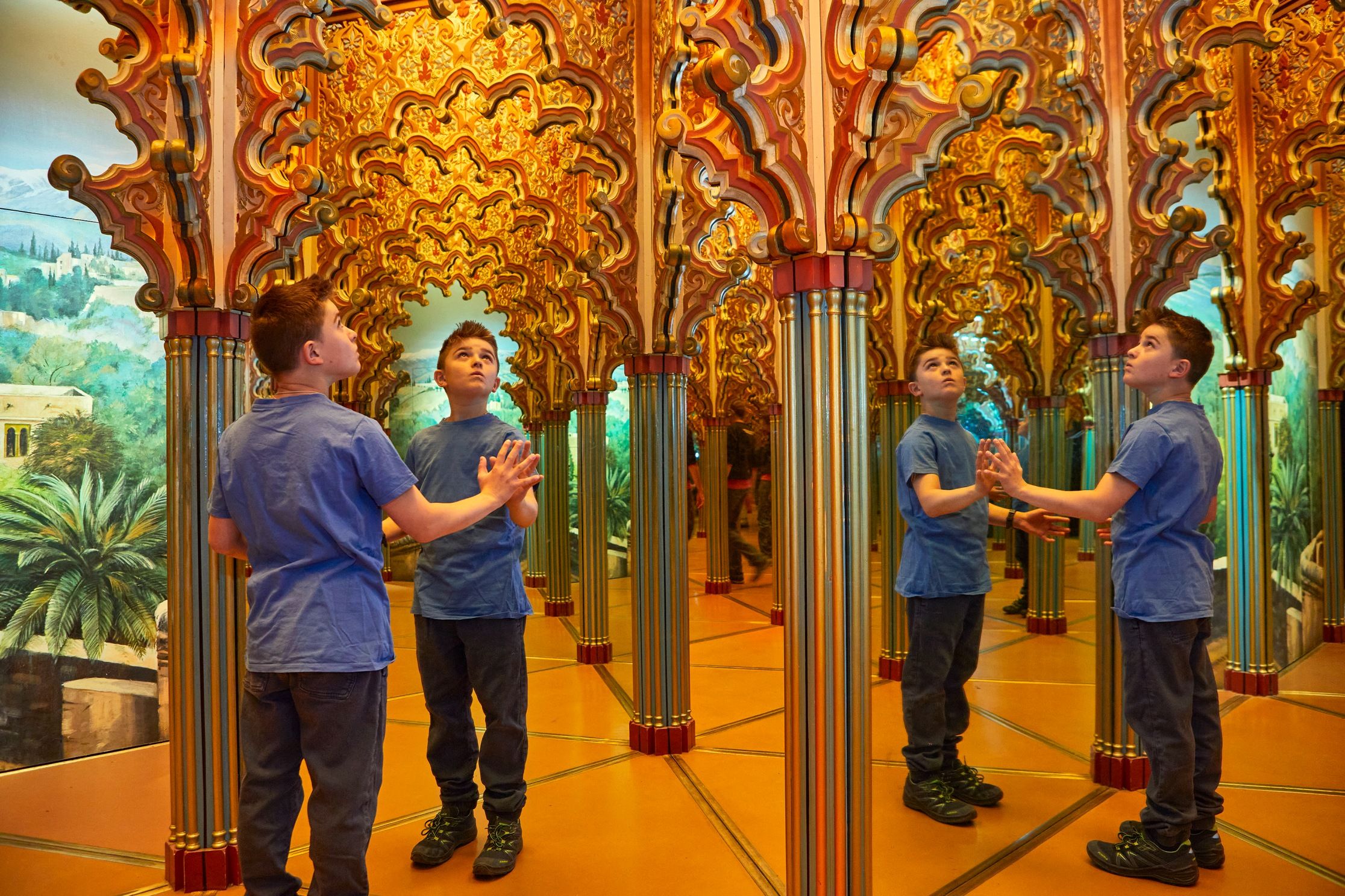 Spejllabyrint i Gletchergården i Luzern, unik oplevelse for børn i fascinerende omgivelser.