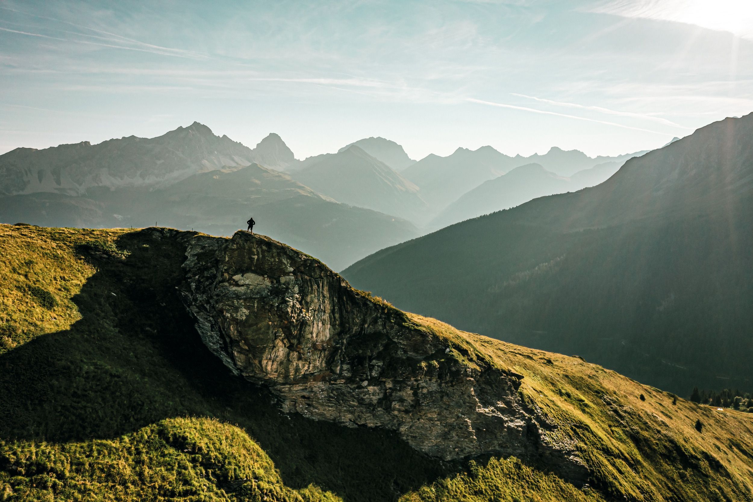 बर्फीले चोटियों और पर्यटक के साथ ग्राउबुंडन का दृश्य