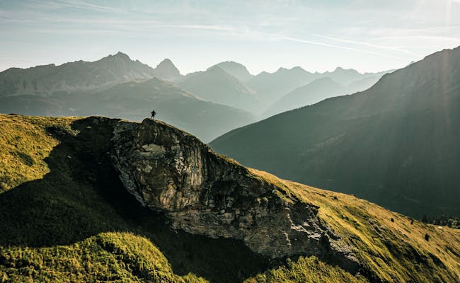 Krajina Graubündenu s horskými vrcholy a turisty