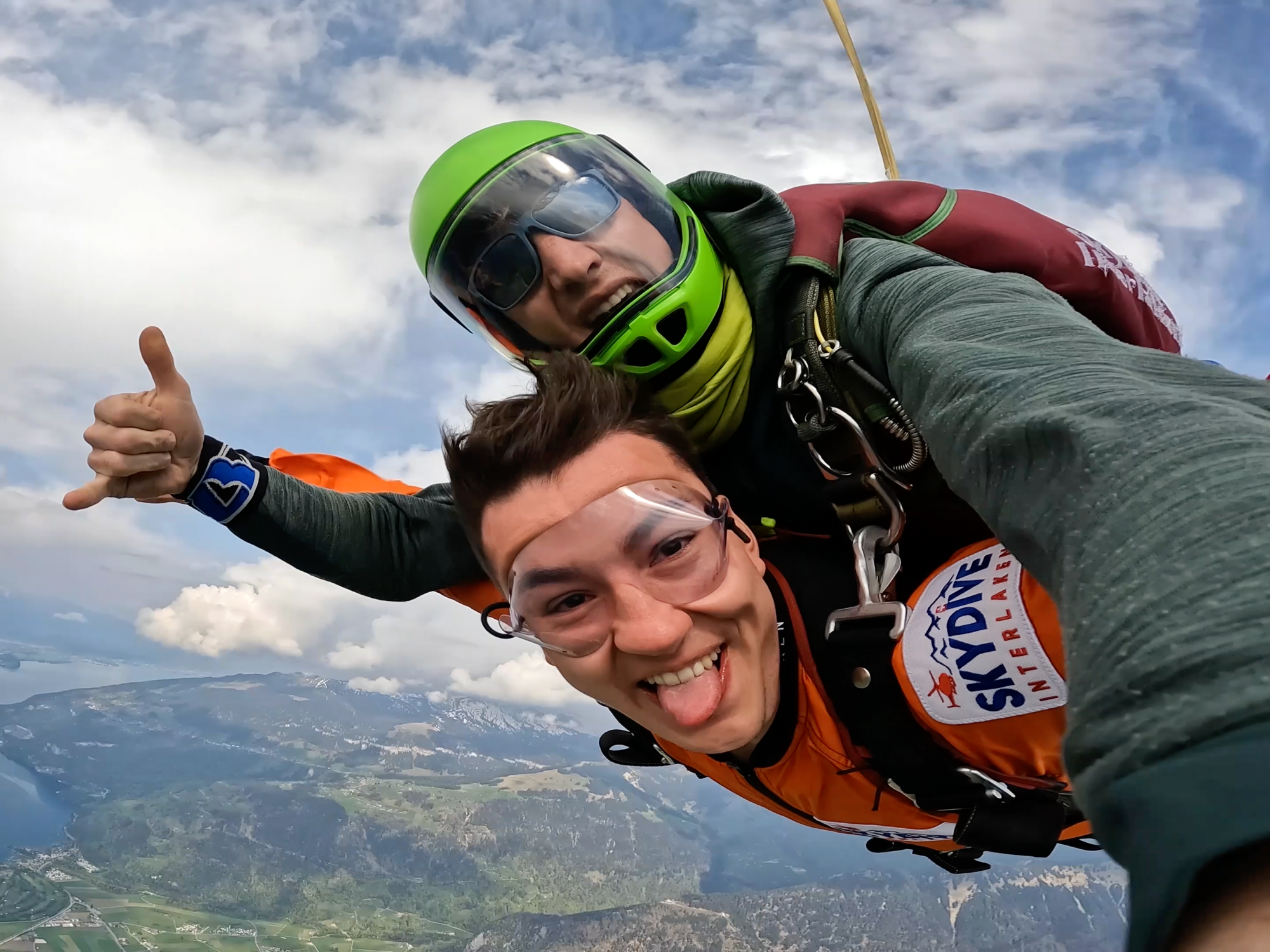 กระโดดร่มอินเตอร์ลาเคนกับนักบินนำ ทังคู่สวมใส่เสื้อผ้าคุ้มครอง.