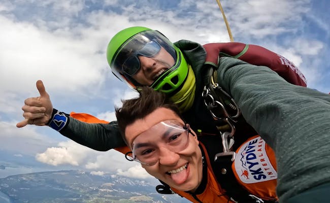 Skydive Interlaken mit einem Tandempiloten, beide tragen Schutzkleidung.