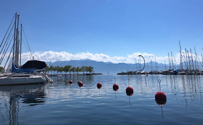 Nave nel porto di Losanna con vista sul Lago di Ginevra e sulle Alpi, ideale per attività ricreative.