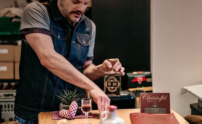 与Christoffel Rötali的利口酒品尝,他是一位穿着背心的男士,正在倒利口酒。