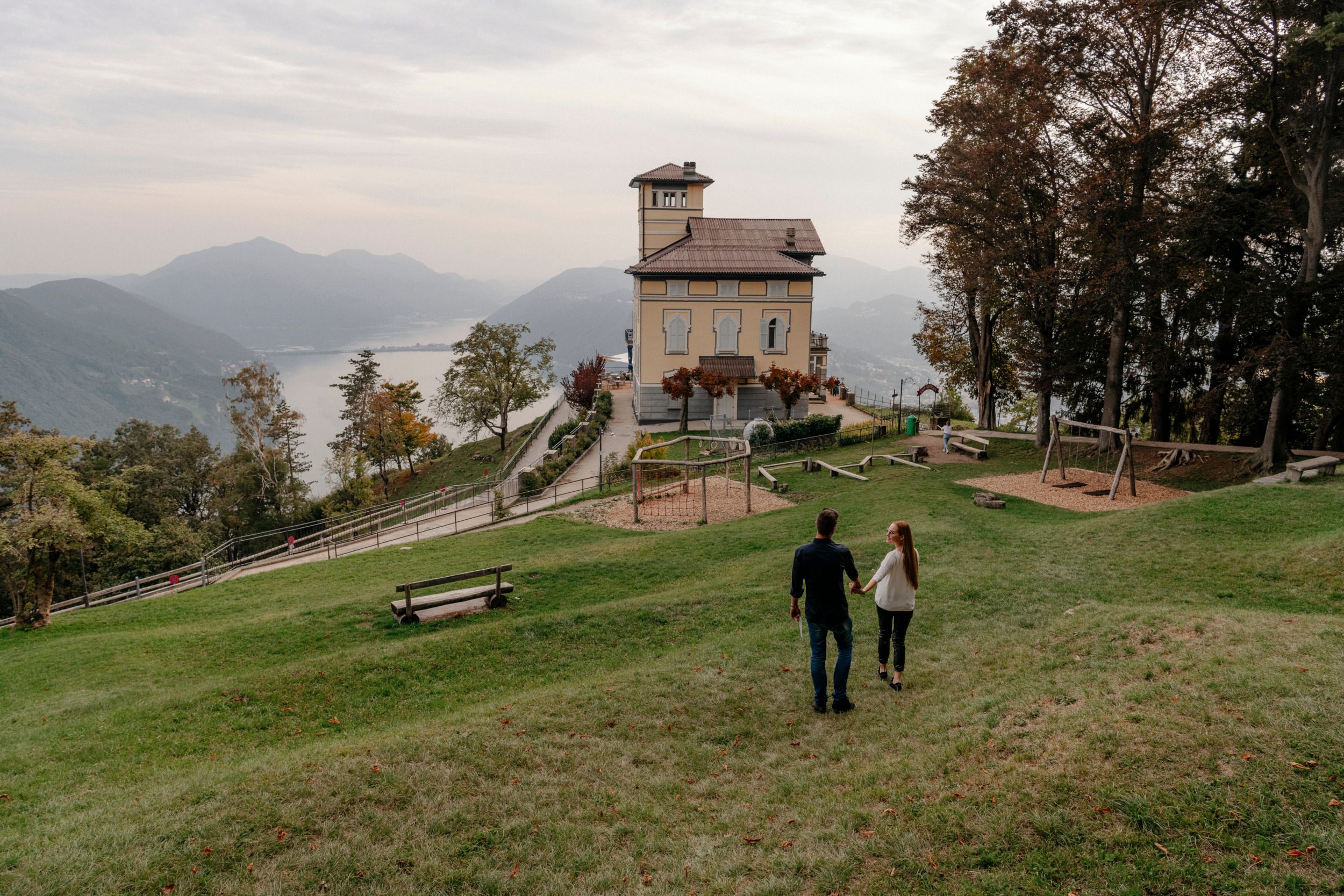 Monte Bre: Nikmati pemandangan tasik Lugano dan keindahan alam semasa berjalan santai yang romantik.