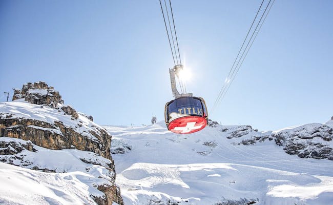 Engelberg Titlis: Funivia d'inverno con montagne innevate e cielo blu chiaro.