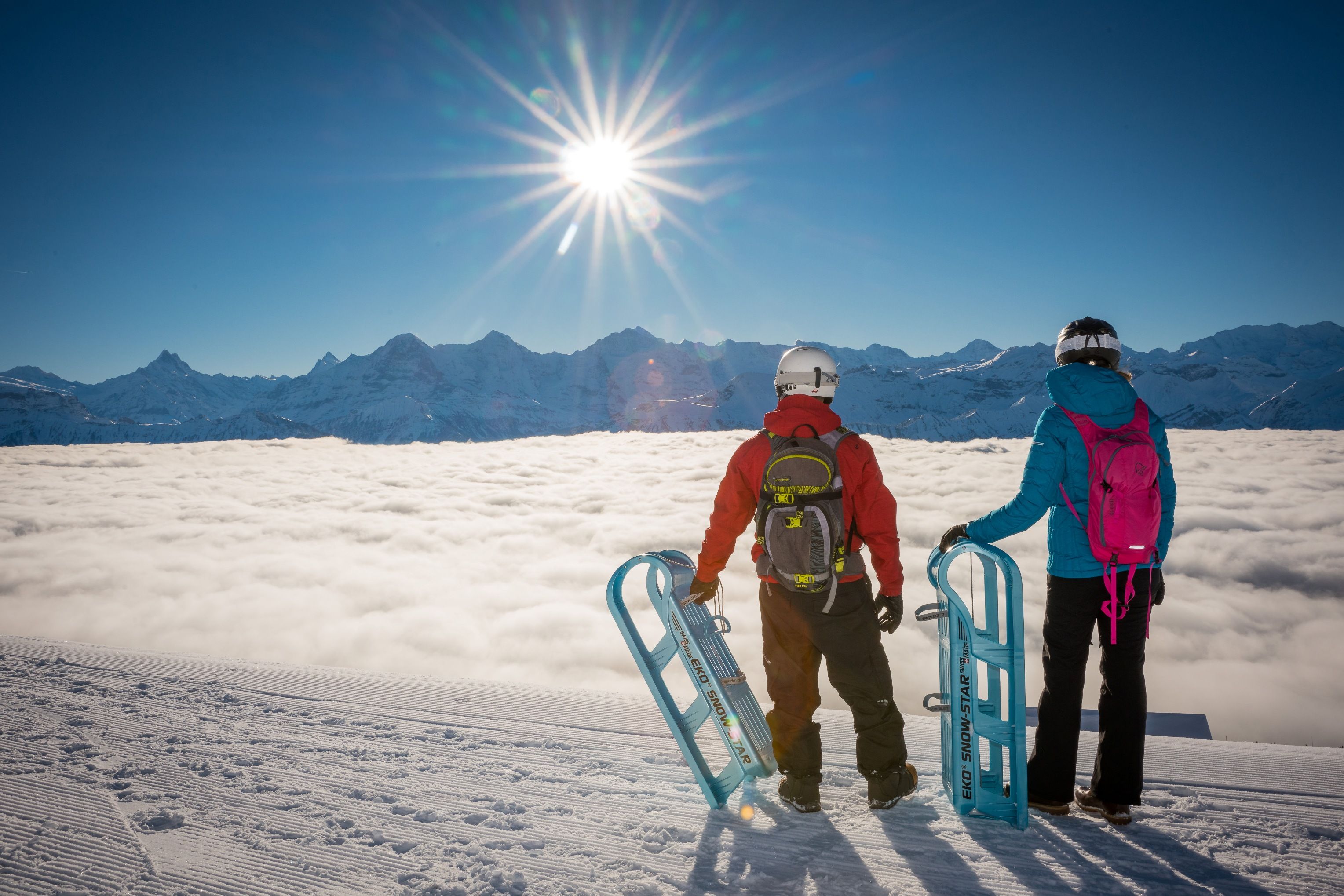 在尼德霍恩滑雪，俯瞰群山