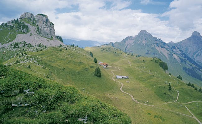 Schynige Platte tijdens wandeltocht, berglandschap met paden en hutten.