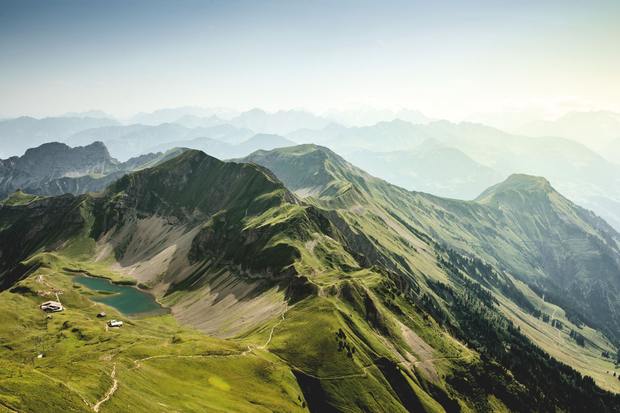 Brienzer Rothorn: Panoramautsikt över Eisee med gröna berg och orörd natur.
