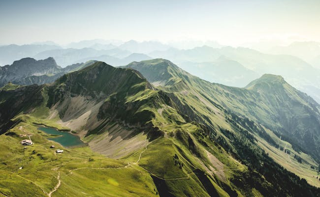 Brienzer Rothorn: Panoramaskovue over Eisee med grønne bjerge og uberørt natur.