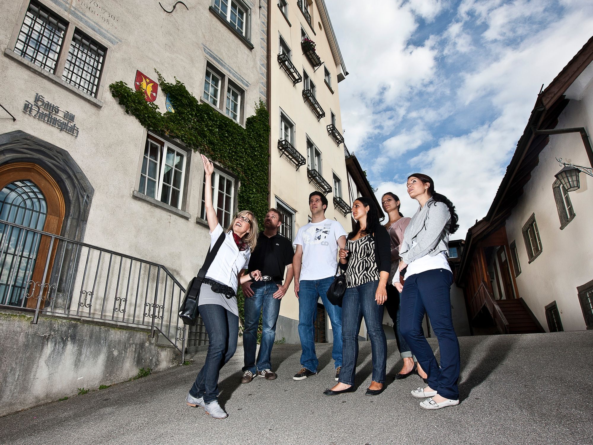 Tur wisata di Chur: Jelajahi kota tua yang menawan dengan bangunan bersejarah dan gang-gang yang hidup.